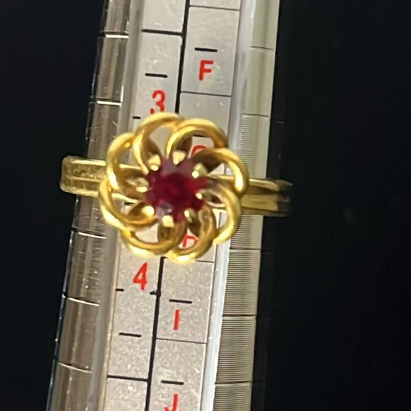 Sarah Coventry Vintage Gold Tone Twist Flower Red Gemstone Adjustable Ring - Picture 5 of 6